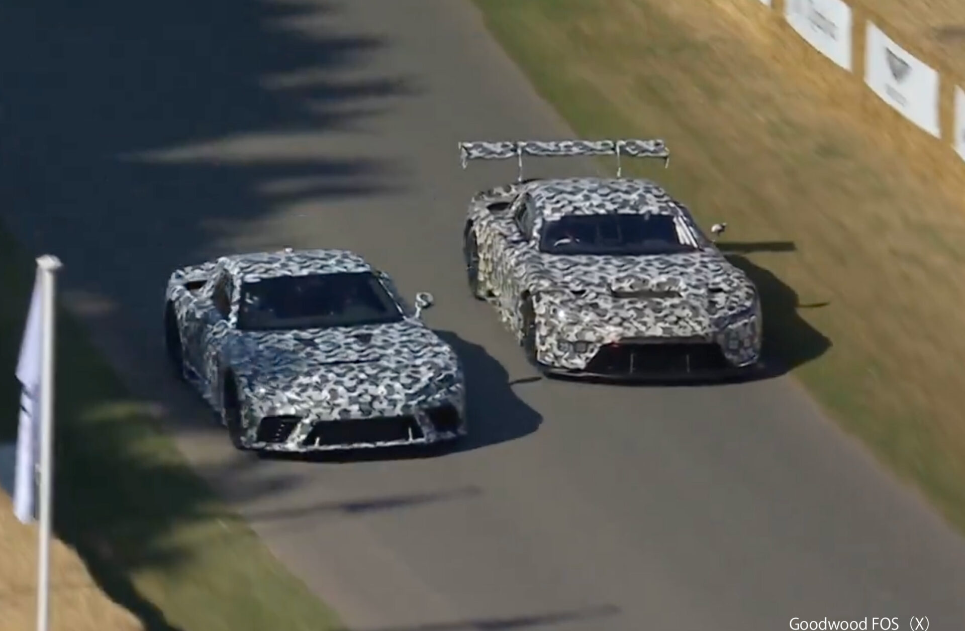 トヨタ GR GT3あるいはレクサスLFRがグッドウッドに登場。「バージョン違い」2台が走る【動画】
