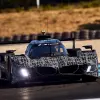 BMW、「ジャンボキドニーグリル」を縮小した2026年型M ハイブリッド V8 LMDhを発表、空力最適化がその理由