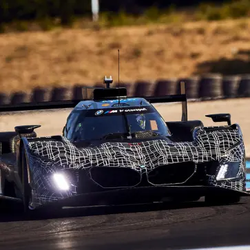 BMW、「ジャンボキドニーグリル」を縮小した2026年型M ハイブリッド V8 LMDhを発表、空力最適化がその理由