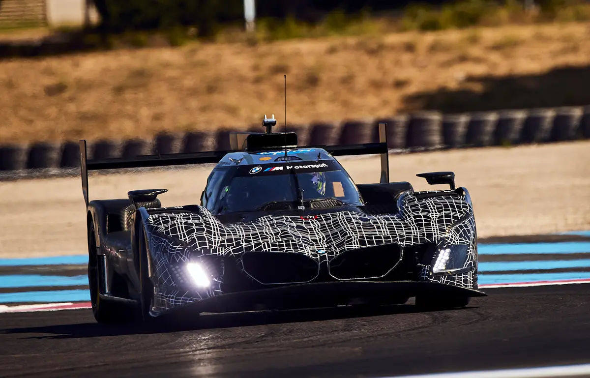 BMW、「ジャンボキドニーグリル」を縮小した2026年型M ハイブリッド V8 LMDhを発表、空力最適化がその理由
