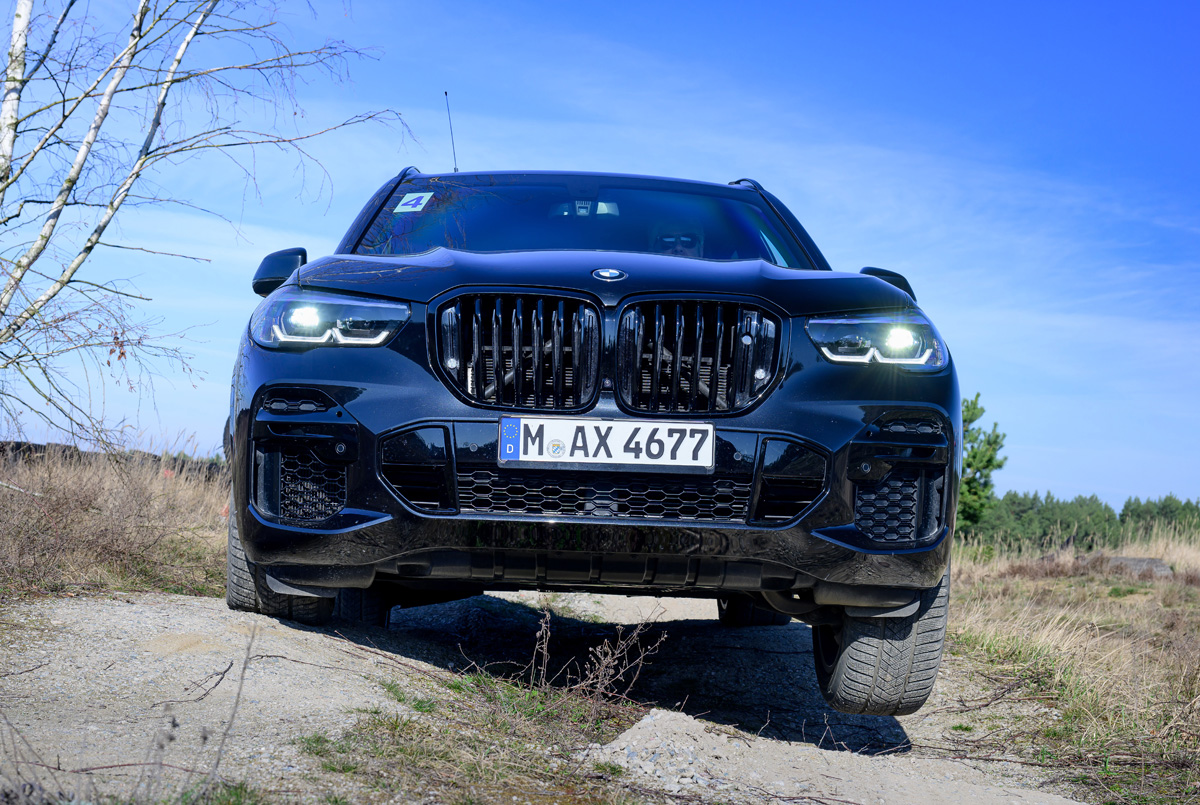 BMWが本気のオフローダーを開発か? メルセデス・ベンツGクラスやランドローバー・ディフェンダーの対抗馬「G74」発売のウワサ