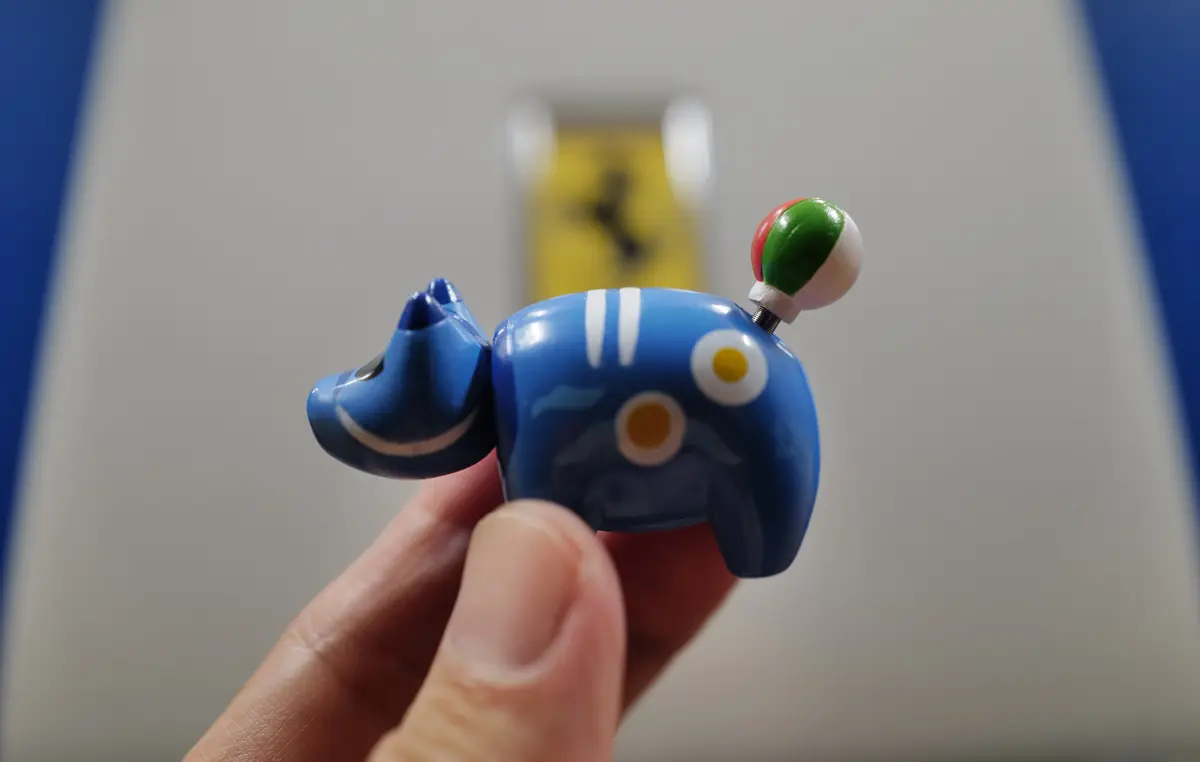 バンダイナムコの新作カプセルトイ（ガシャポン）、「ビーチべこ ならぶんです。」の一員がボクのフェラーリ296GTBにぴったりマッチしていると話題に