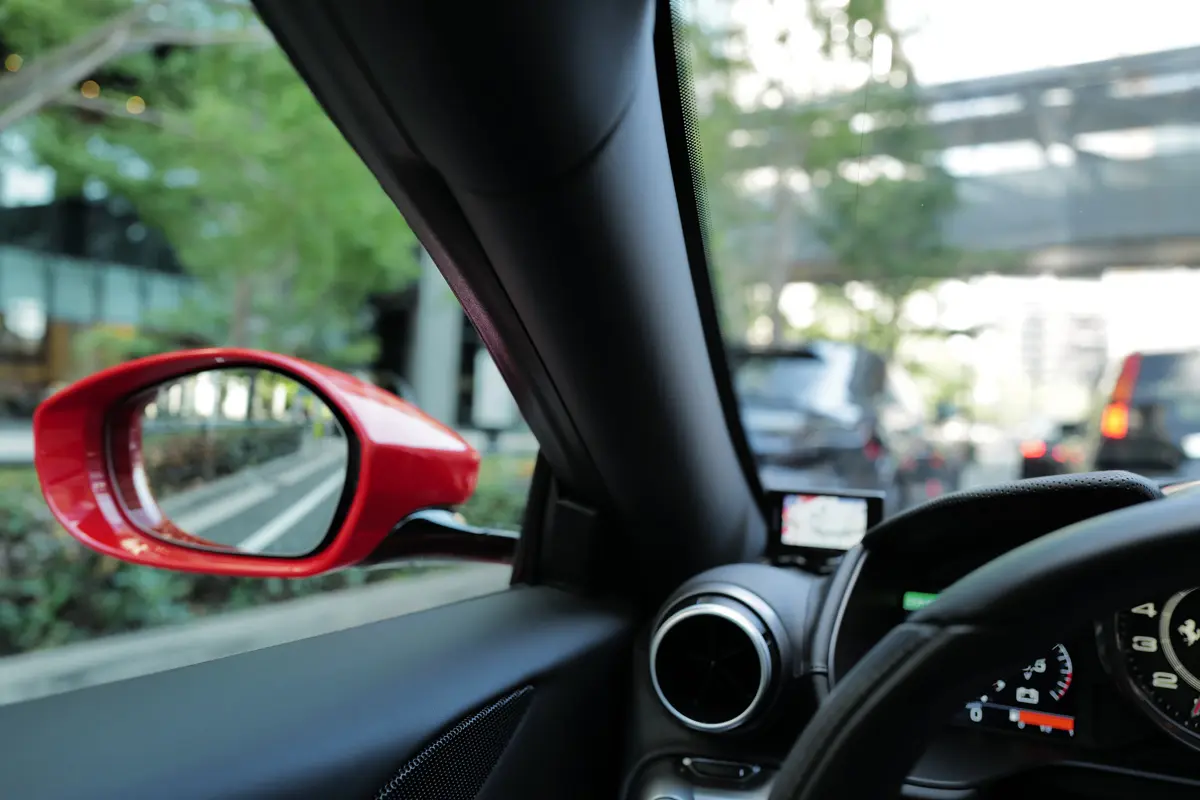 【解説】自動車メーカーが仕掛ける「速さの錯覚」──なぜ「速く走っても速度感が希薄」あるいは「それほど速くなくても速く走っている」と感じる車があるのか?