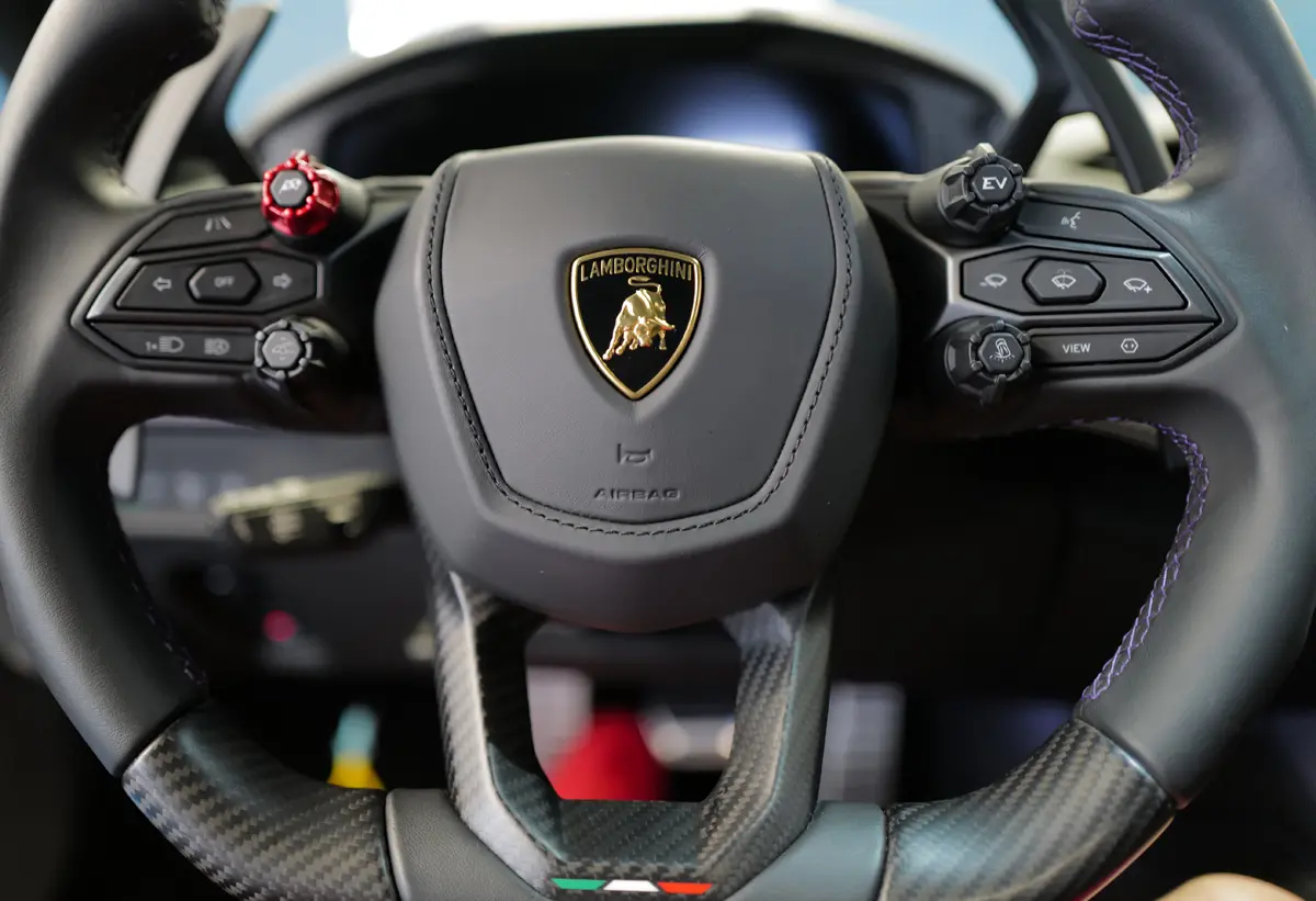 ランボルギーニ「正直なところ、現時点でも初のEV（ランザドール）をこのままEVとして発売すべきか、PHEVとすべきか判断がつきません」