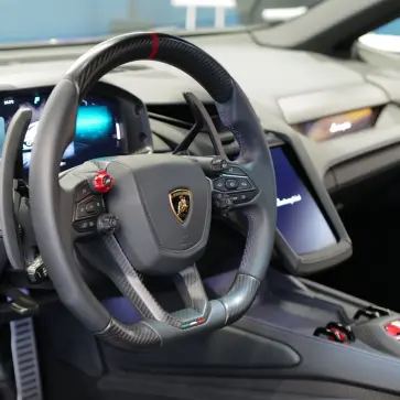 ランボルギーニ・テメラリオのステアリングホイール