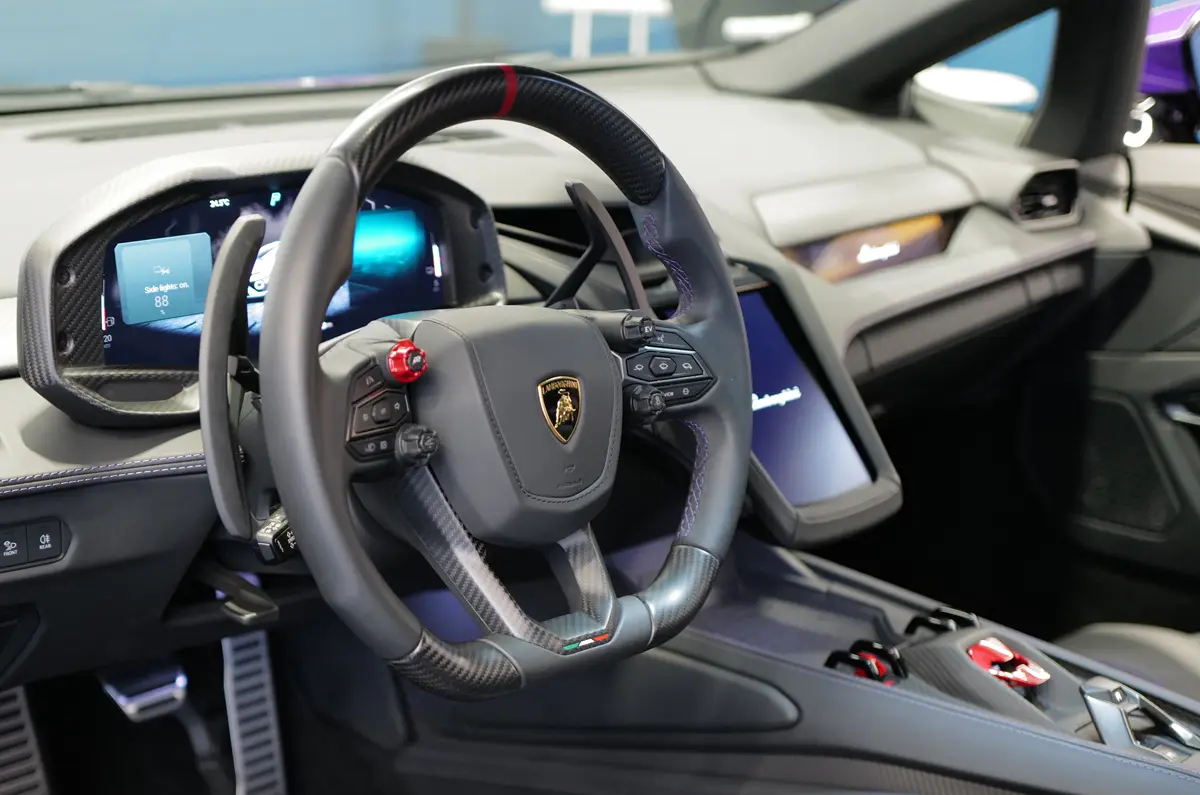 ランボルギーニ・テメラリオのステアリングホイール