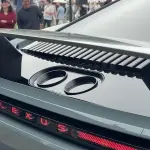 新型レクサス「スポーツコンセプト」はEVではなくV8エンジン搭載か？車両後部に取り付けられた「給油口」らしきものが注目を集める