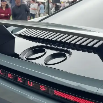新型レクサス「スポーツコンセプト」はEVではなくV8エンジン搭載か？車両後部に取り付けられた「給油口」らしきものが注目を集める