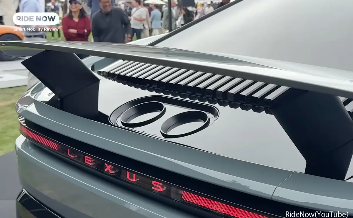 新型レクサス「スポーツコンセプト」はEVではなくV8エンジン搭載か？車両後部に取り付けられた「給油口」らしきものが注目を集める