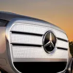 メルセデス・ベンツ、新型GLC EVで「電動化時代の顔」を刷新。照明付きグリルがブランドの新デザイン言語を象徴