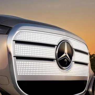 メルセデス・ベンツ、新型GLC EVで「電動化時代の顔」を刷新。照明付きグリルがブランドの新デザイン言語を象徴