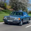 今から50年前、はじめてクルーズコントロールをもたらしたのはメルセデス・ベンツだった。現代の自動運転へとつながるドライビングの静かなる革命