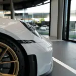 クレヨンのポルシェ911GT3のフロント、ゴールドのホイール