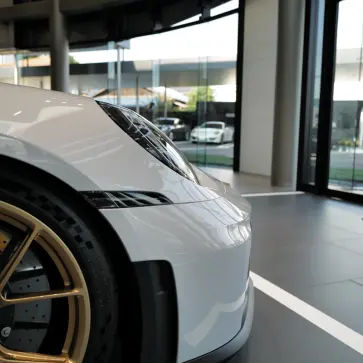 クレヨンのポルシェ911GT3のフロント、ゴールドのホイール