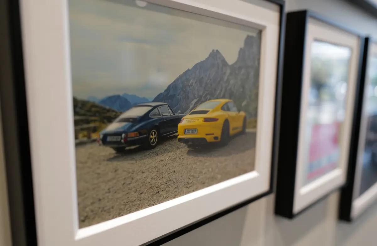 ポルシェ911の額入り写真（空冷と水冷911、リア）