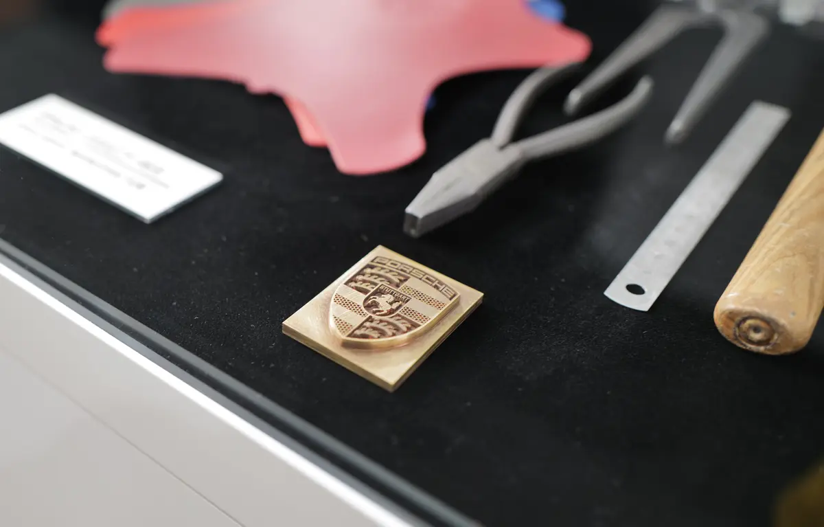 ポルシェの「型押し用」クレスト（エンブレム）