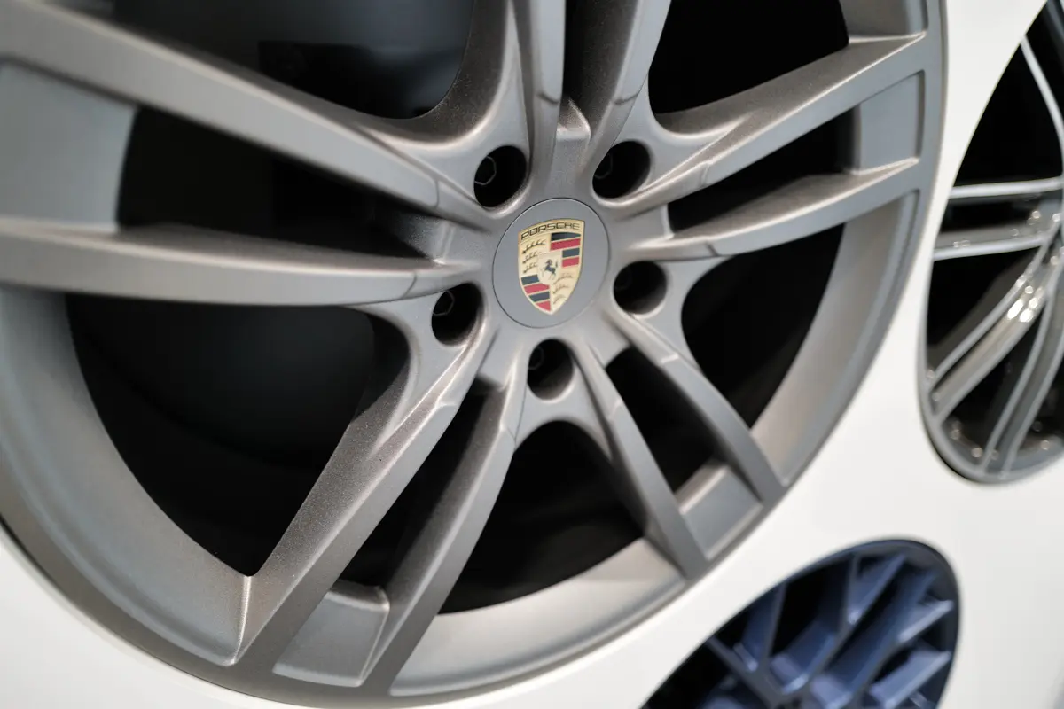 ガソリン版ポルシェ・マカン、2026年半ばで生産終了へ— 後継ガソリンモデルは2028年登場予定、「マカンの名を名乗らない」