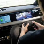 ポルシェ・マカンEV、2026年モデルで「ゲーミング / エンタメ機能を」大幅アップデート。AI統合やデジタルキー採用、もはやボクの知るポルシェとは別の車に