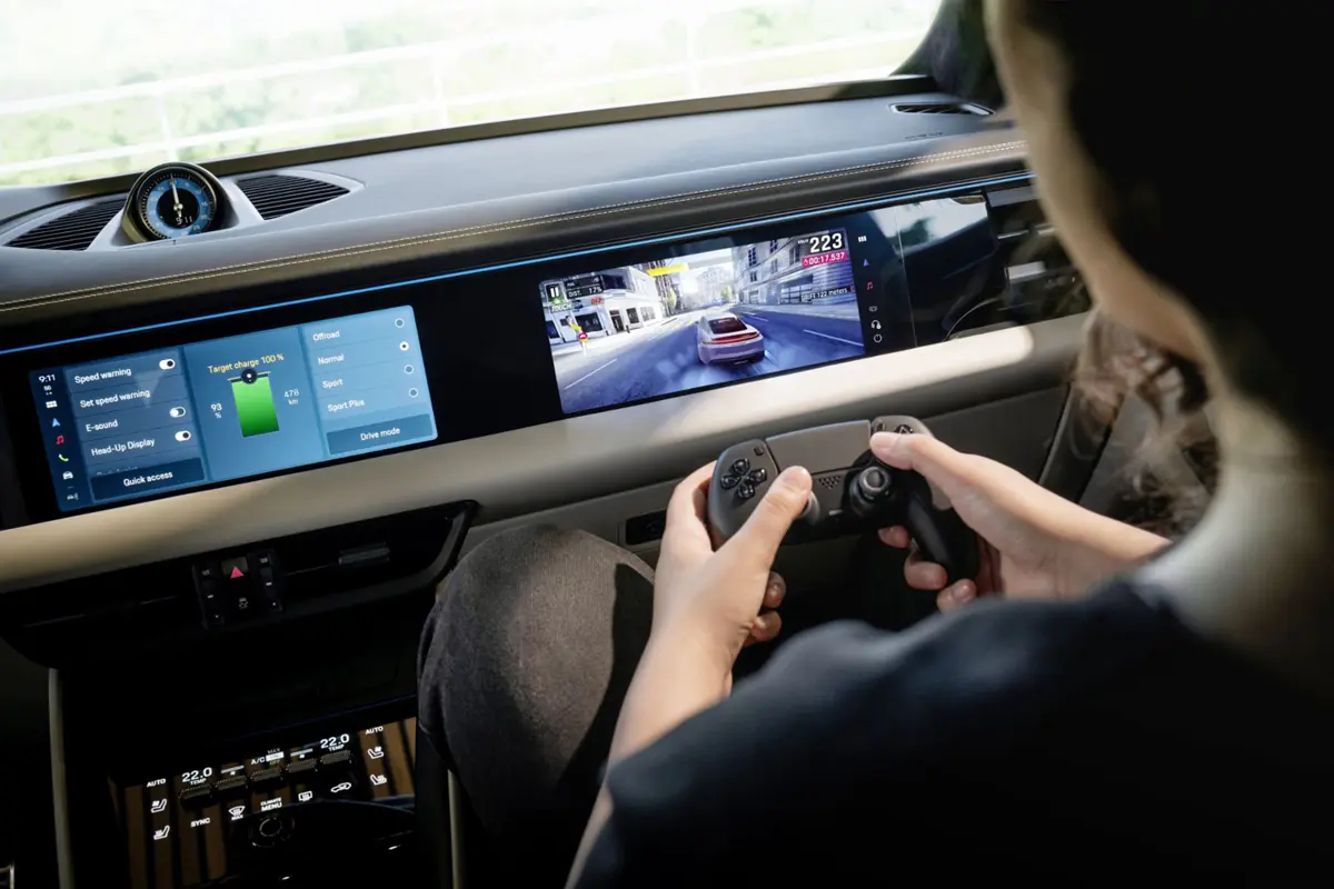 ポルシェ・マカンEV、2026年モデルで「ゲーミング / エンタメ機能を」大幅アップデート。AI統合やデジタルキー採用、もはやボクの知るポルシェとは別の車に
