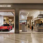 ポルシェ、新拠点「Porsche at Jewel」をシンガポール・チャンギ空港にオープン。カフェやカルチャー展示などマルチセンス体験を提供