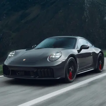 ポルシェが「世界でもっとも美しい」ドライビングロードに捧げる”911 カレラ4 GTS限定モデル”を公開、ルーマニアのオーナーへ納車される