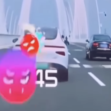 【画期的】中国 Xpengが新型車に「あおり運転対処」ARシステムを搭載。ムカついた車に対しバーチャルでハンマーなどを投げつけてストレス解消