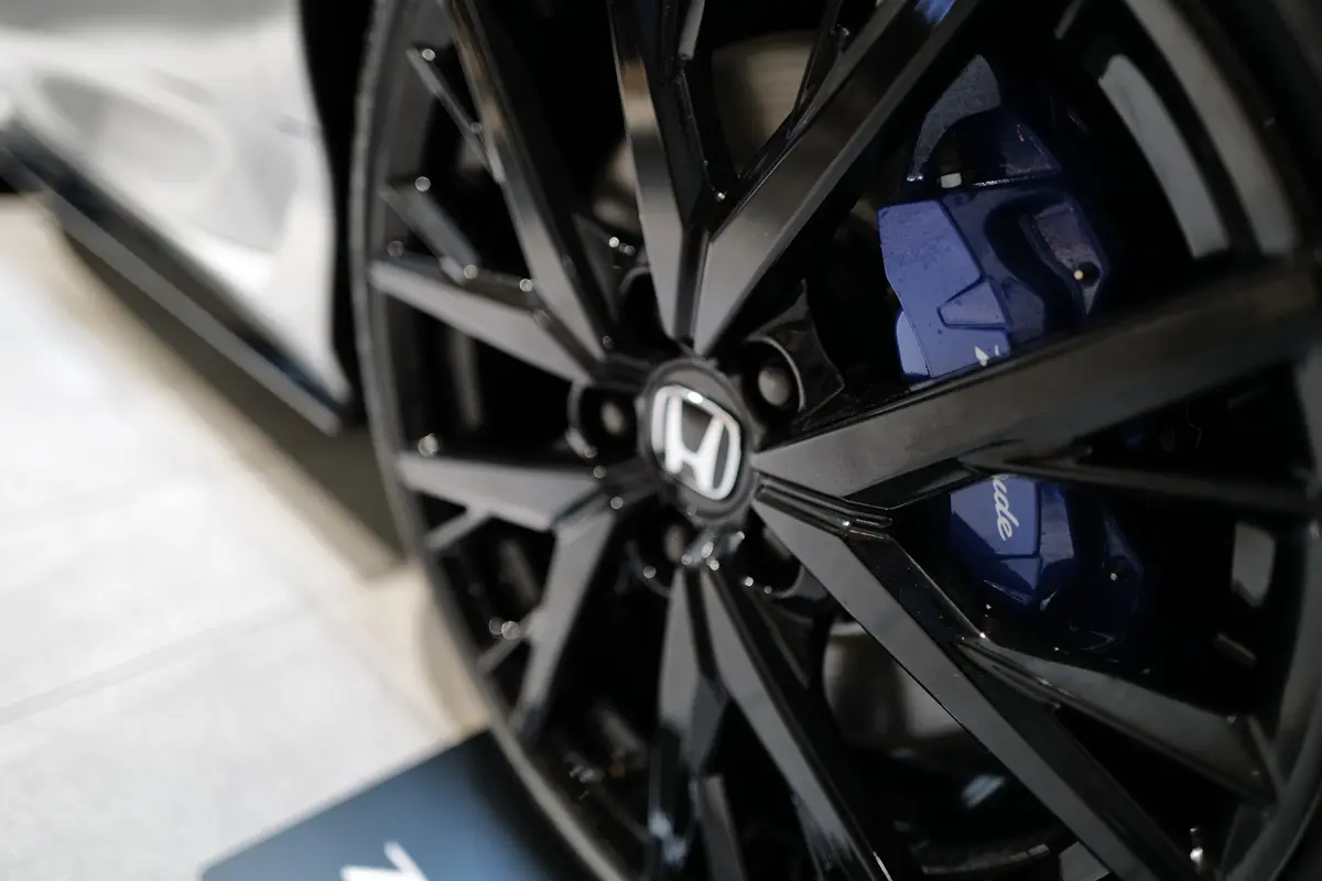 ホンダ プレリュードのホイール（ブラック）とエンブレム