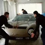 リビングルームに40年間眠っていたランボルギーニ・ミウラが発見される。壁を壊して救出された後に「当時の100倍」、1.5億円超で購入されたという物語【動画】