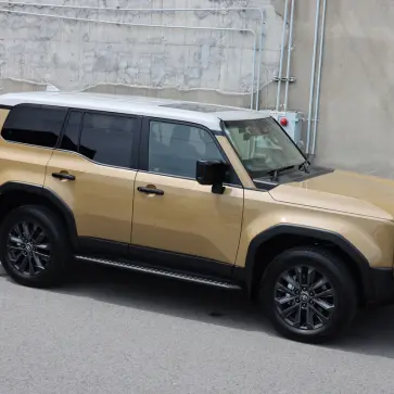 ランドクルーザー250ZX（サンド）の斜め前からの画像