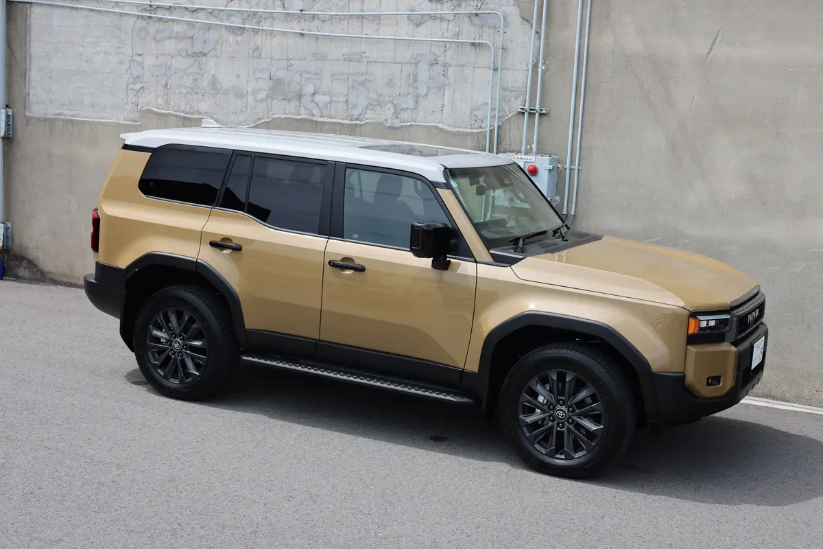 ランドクルーザー250ZX（サンド）の斜め前からの画像