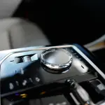 BMWは「ボタン完全廃止」を否定。「調査では、顧客は物理的操作を求めている」として次期iX3はじめ今後の新型車でも物理スイッチを継続