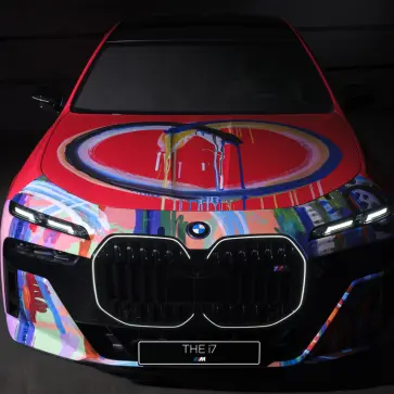 やはりキドニーグリルが大きいと迫力が違うな・・・。BMW、韓国の前衛芸術家による「アートカー」を公開。i7をベースとした大胆作品