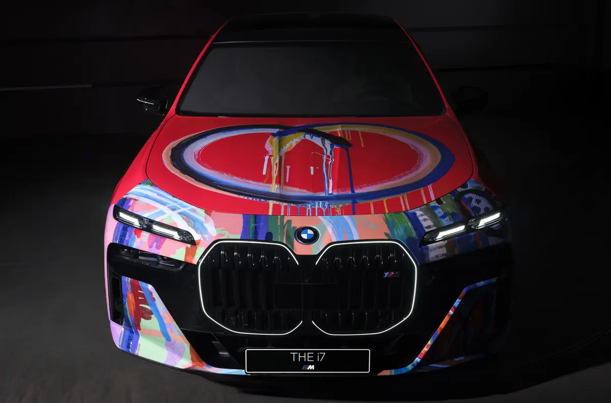 やはりキドニーグリルが大きいと迫力が違うな・・・。BMW、韓国の前衛芸術家による「アートカー」を公開。i7をベースとした大胆作品