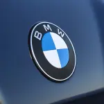 BMW、iX3にて新しい「プロペラエンブレム」をひっそり導入。誰も気づかなかった「微妙な進化」とは？
