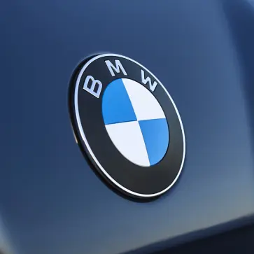 BMW、iX3にて新しい「プロペラエンブレム」をひっそり導入。誰も気づかなかった「微妙な進化」とは？