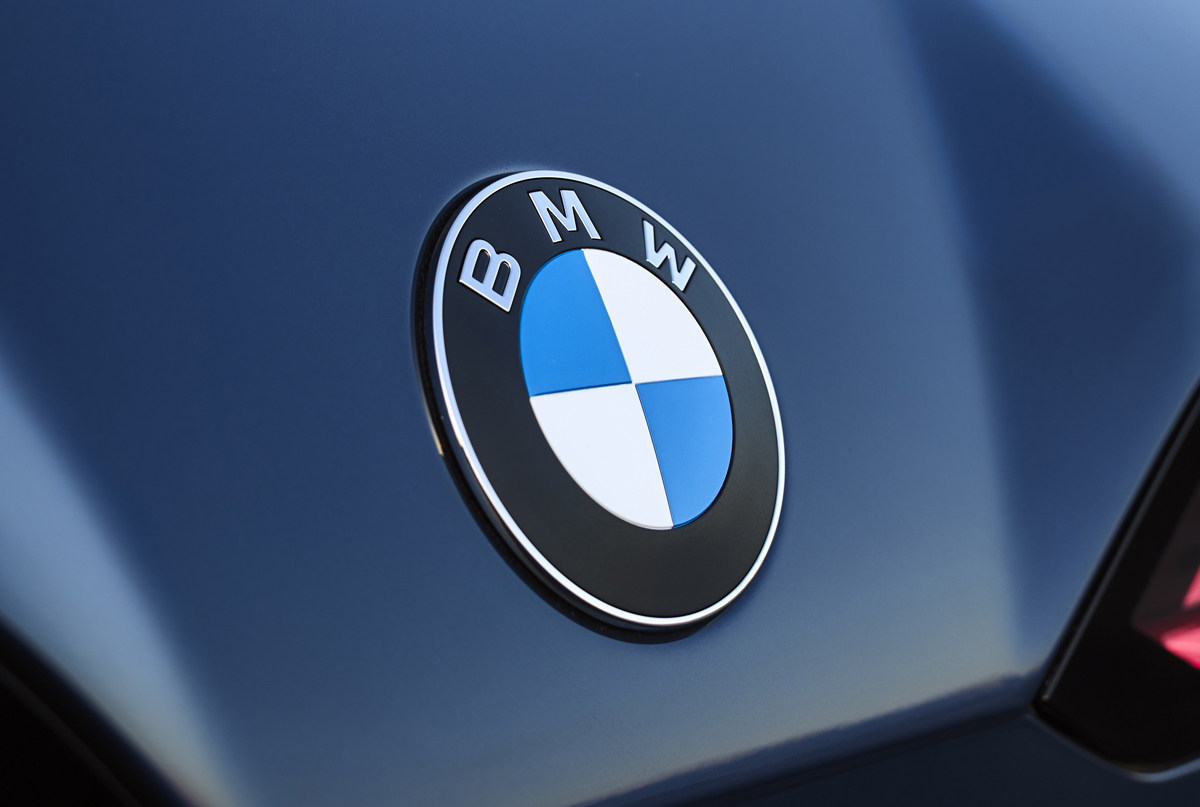 BMW、iX3にて新しい「プロペラエンブレム」をひっそり導入。誰も気づかなかった「微妙な進化」とは?