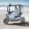 【BMW】ロールケージ付き電動スクーター「Vision CE」発表。ヘルメット不要の未来型モビリティ？
