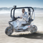 【BMW】ロールケージ付き電動スクーター「Vision CE」発表。ヘルメット不要の未来型モビリティ？