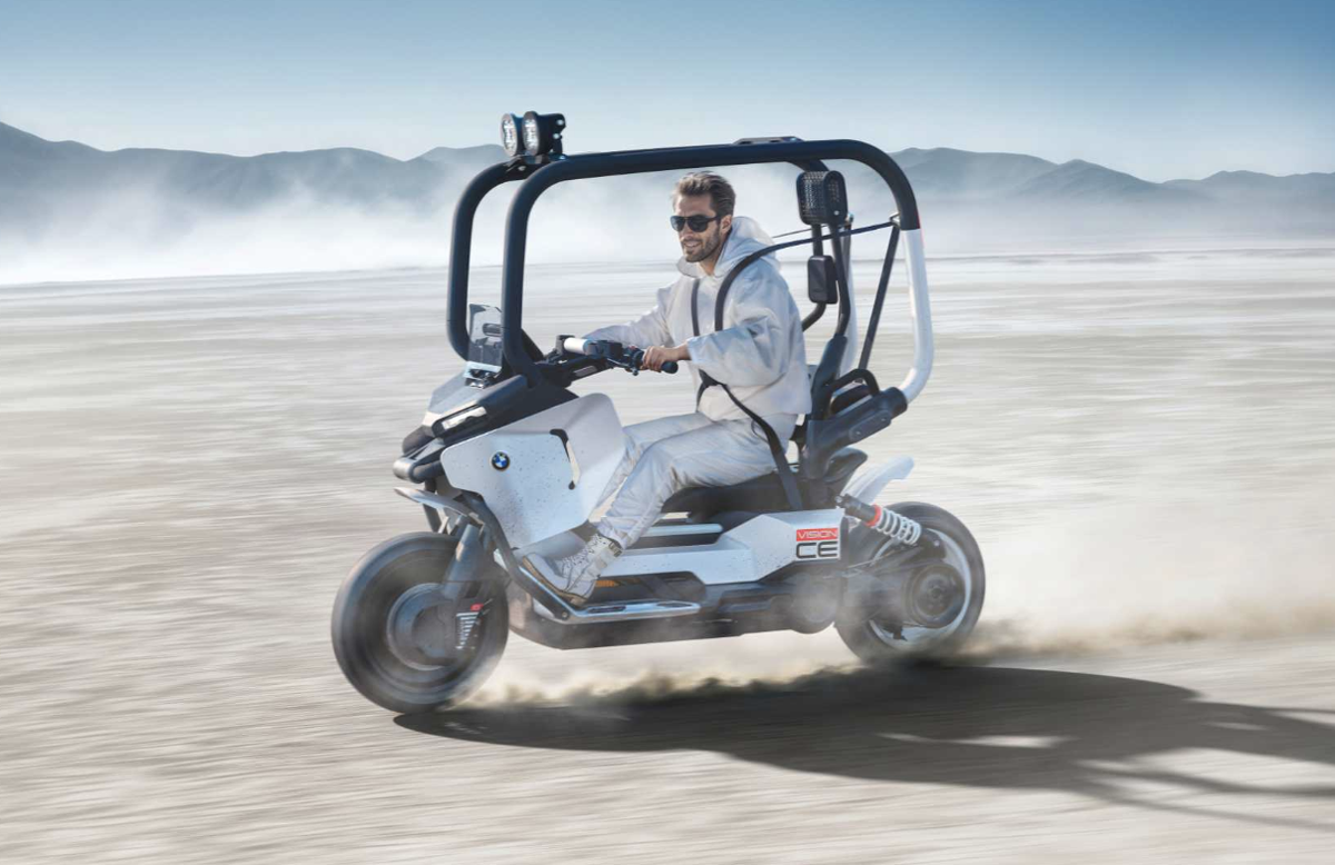 【BMW】ロールケージ付き電動スクーター「Vision CE」発表。ヘルメット不要の未来型モビリティ?