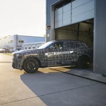 BMW、新型X5を予告。「多様性がここに極まり」ガソリン、ディーゼル、PHEV、EV、そして水素燃料電池という5つのパワートレーンが選択可能
