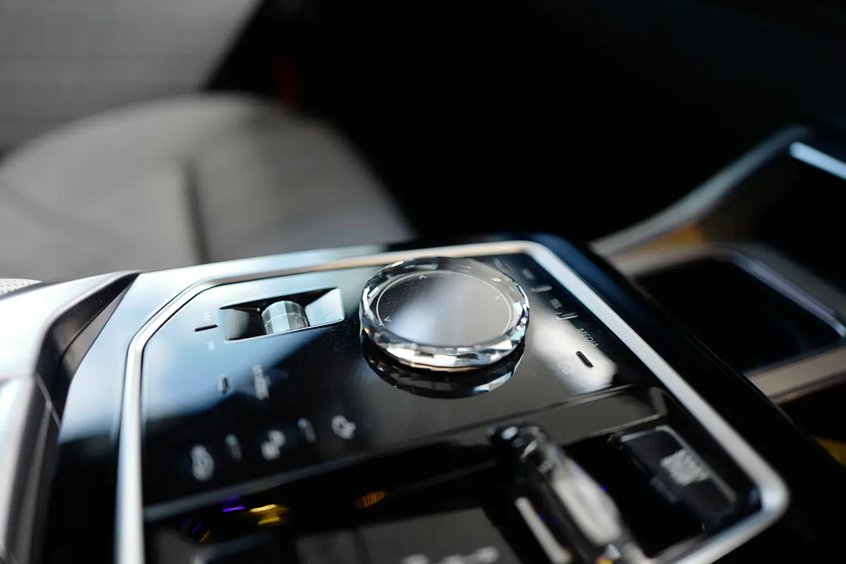 BMWは「ボタン完全廃止」を否定。「調査では、顧客は物理的操作を求めている」として次期iX3はじめ今後の新型車でも物理スイッチを継続