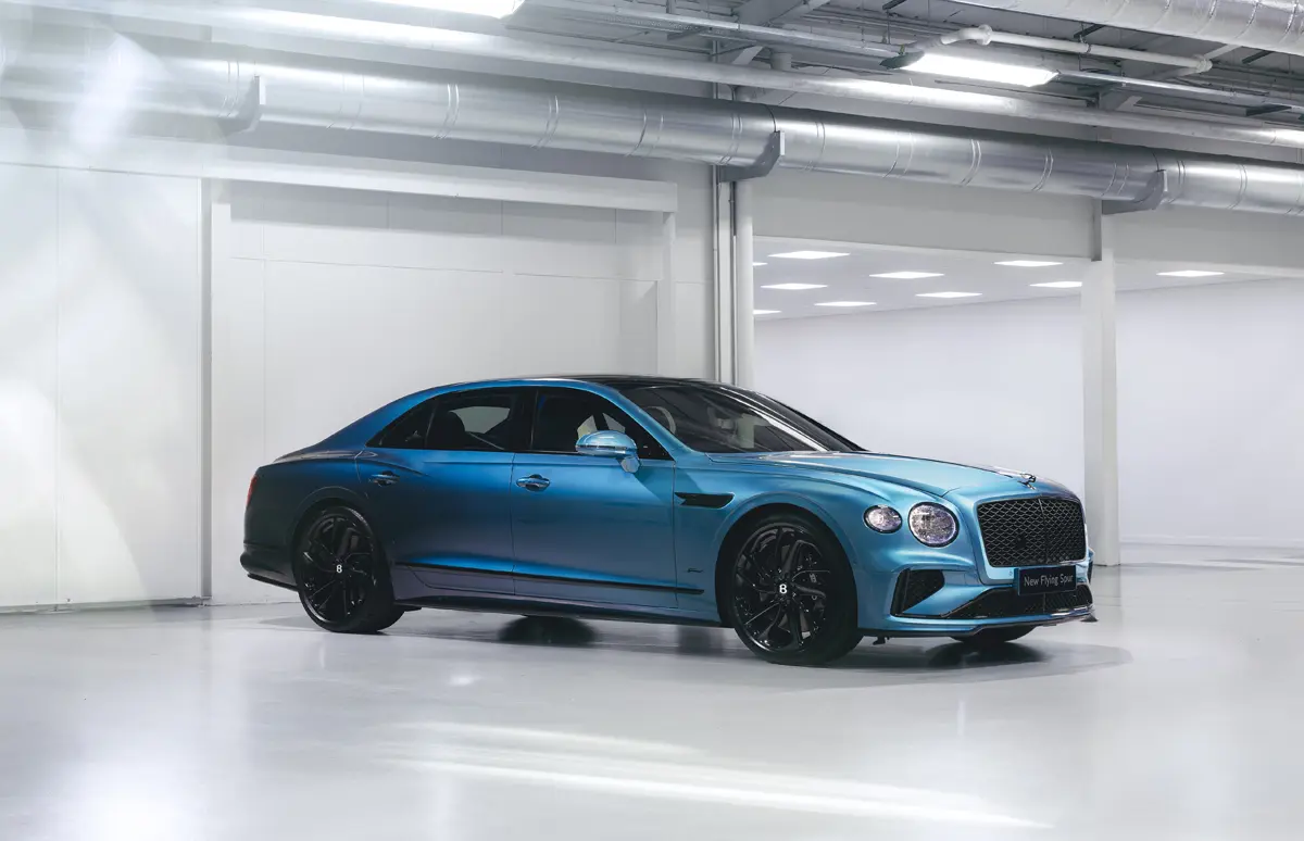 ベントレーが導入した最新の塗装オプションの価格がメルセデス・ベンツEクラスなど高級車1台分を超えるとして話題に。その“オムブレ”ペイントとは