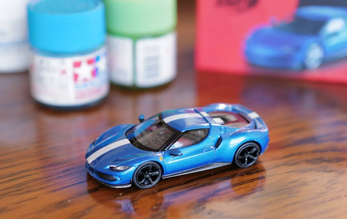 BBR製、フェラーリ296GTB(1/64)モデルカーを自分仕様へとカスタム。ホイールとテールパイプはブラックに、ホワイトのリバリーを追加【動画】