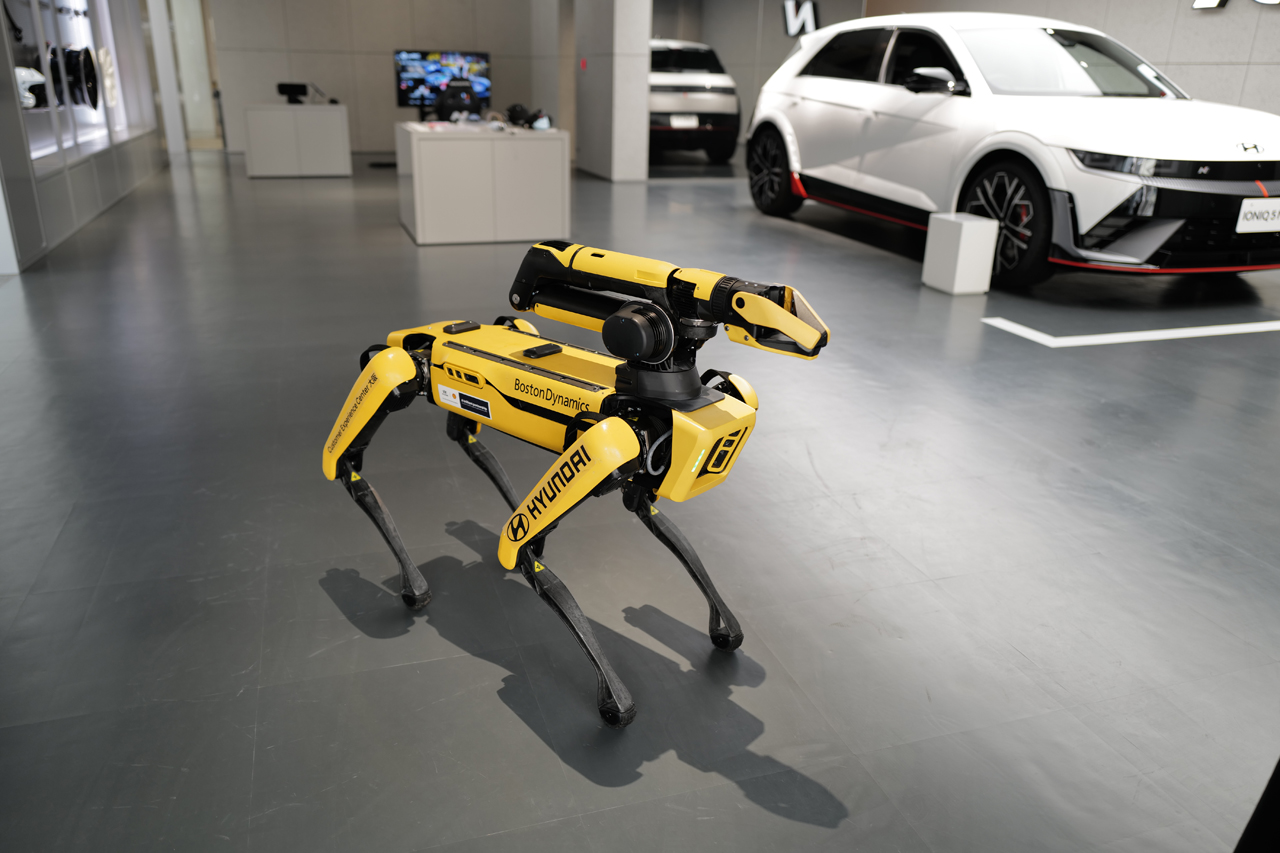 ヒョンデの「ロボット犬」、SPOTが案内する”カスタマー エクスペリエンス センター大阪”ツアーへ。このSPOTの動物らしさというか人間っぽさには驚きである【動画】