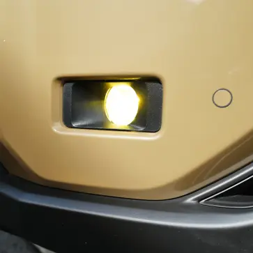 ランドクルーザー250のフォグランプに「イエローのLEDバルブ」を装着。大量のビスとクリップを外した上、「ブラインド」での作業に悪戦苦闘