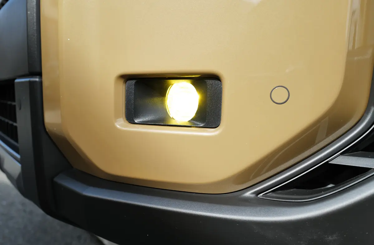 ランドクルーザー250のフォグランプに「イエローのLEDバルブ」を装着。大量のビスとクリップを外した上、「ブラインド」での作業に悪戦苦闘