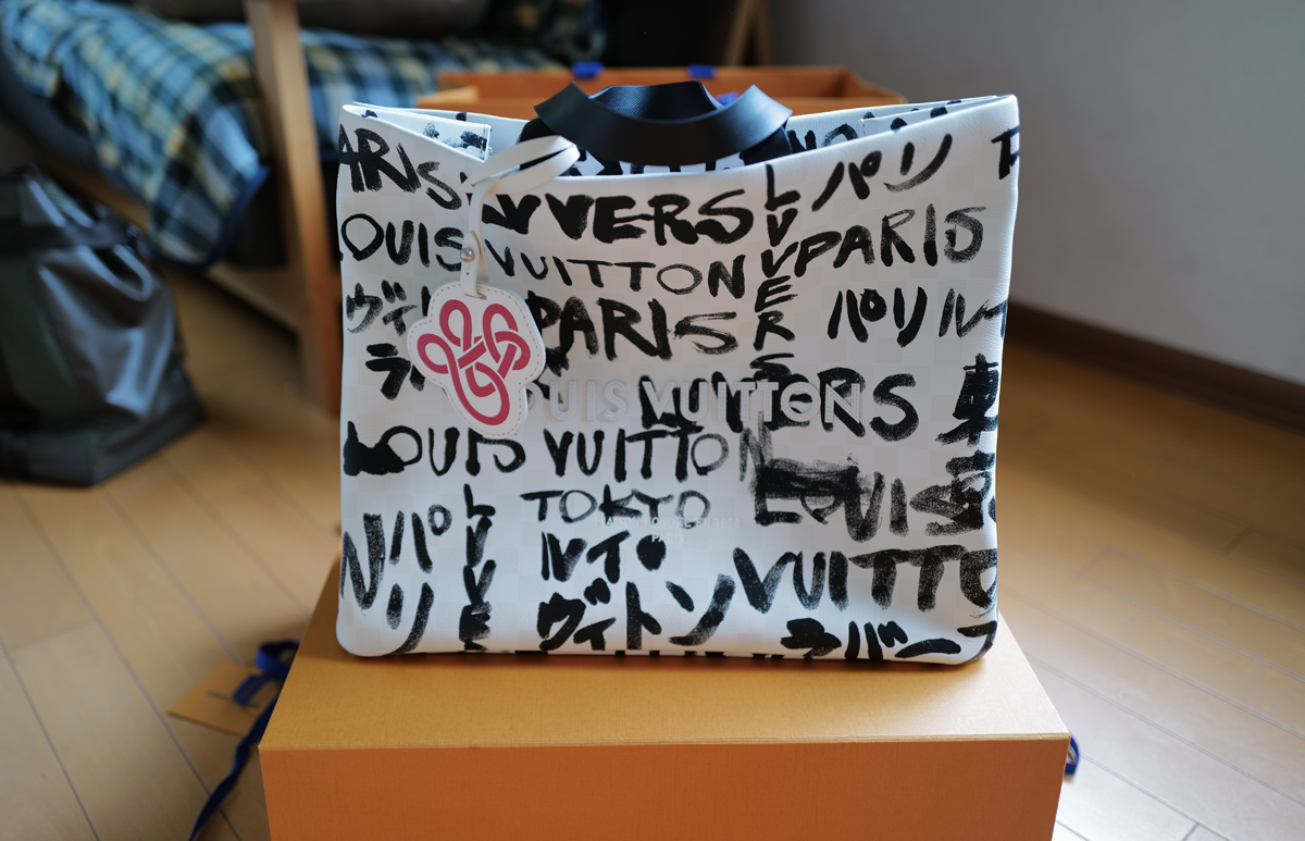 ルイ・ヴィトン×NIGO「ショッパー・トート MM」を購入。当初は興味がなかったが、実物を見て、実際に持ってみるとけっこういい感じである