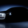 メルセデス・ベンツ、ジャンボグリルを持つ新型「CクラスEQテクノロジー」を予告。800kmの航続距離でBMW i3に真っ向勝負