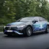 メルセデス・ベンツEQS、次世代固体電池で「1充電1,200km」を走破。EV航続距離の常識を塗り替える。なおテスト車両は「リチウム金属系固体電池を積んで初めて公道を走行した車両」に