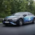メルセデス・ベンツEQS、次世代固体電池で「1充電1,200km」を走破。EV航続距離の常識を塗り替える。なおテスト車両は「リチウム金属系固体電池を積んで初めて公道を走行した車両」に